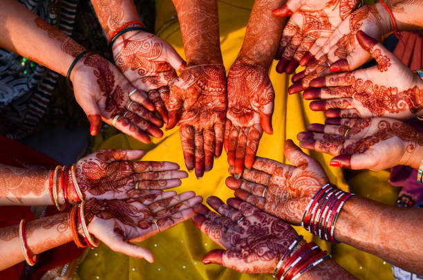 henna - mehndi hände mit mehandi design - wedding indian culture pakistan henna tattoo stock-fotos und bilder