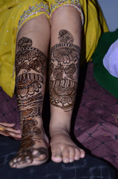 henna-design an händen und bein - wedding indian culture pakistan henna tattoo stock-fotos und bilder