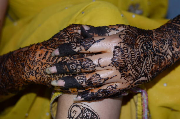 projeto de henna nas mãos e no pé - wedding indian culture pakistan henna tattoo - fotografias e filmes do acervo