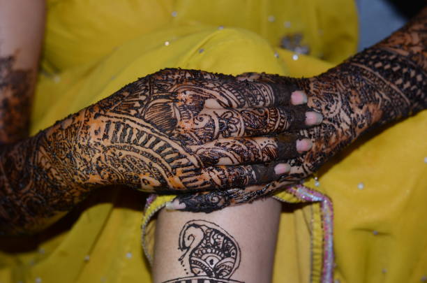 projeto de henna nas mãos e no pé - wedding indian culture pakistan henna tattoo - fotografias e filmes do acervo