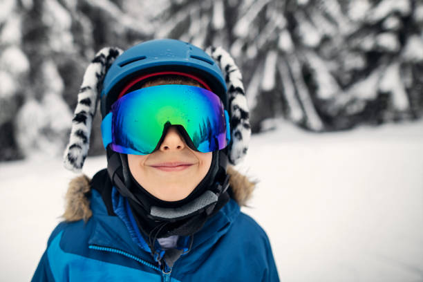 retrato de lindo niño esquiando - skiing snow skiing helmet fun fotografías e imágenes de stock