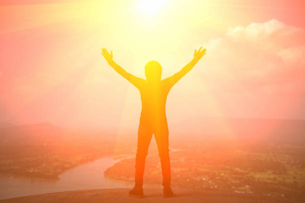 istock Thanksgiving man on the mountain 1183286312