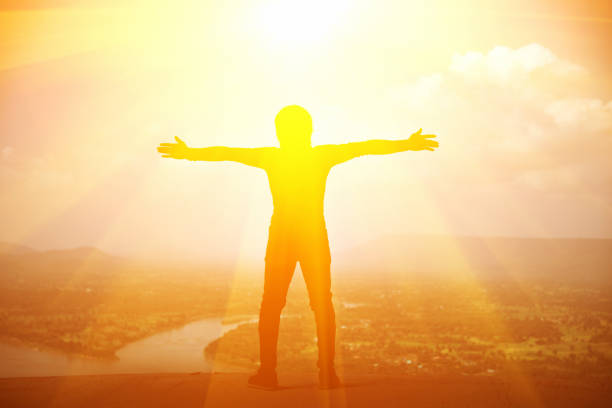 istock Thanksgiving man on the mountain 1183286332