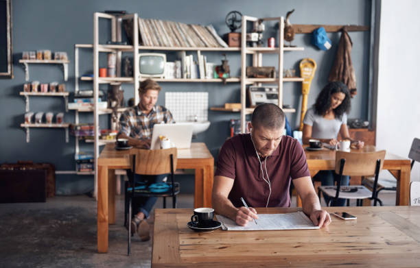 job hunting the good old way - job search newspaper coffee shop cafe imagens e fotografias de stock