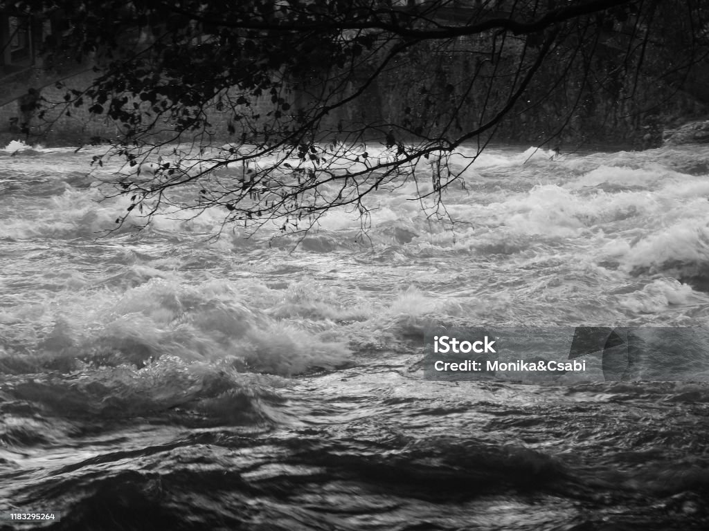 Rumpelnder Fluss nach einem Sturm in der französischen Alsp, Vals les Bains - Lizenzfrei Bach Stock-Foto