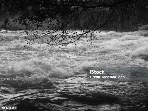 Rumpelnder Fluss Nach Einem Sturm In Der Französischen Alsp Vals Les Bains Stockfoto und mehr Bilder von Bach