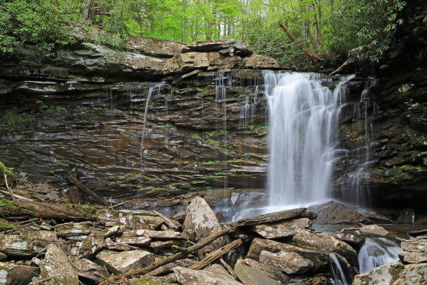 istock Rocks and Middle Falls of Hills Creek 1183295334