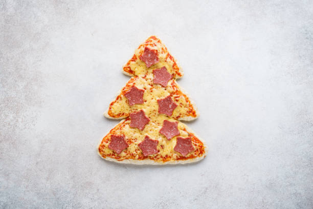 pizza en forma de árbol de navidad con estrellas hechas de pepperoni. - sausage shaped fotografías e imágenes de stock