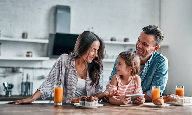 family in kitchen - breakfast family child healthy eating imagens e fotografias de stock