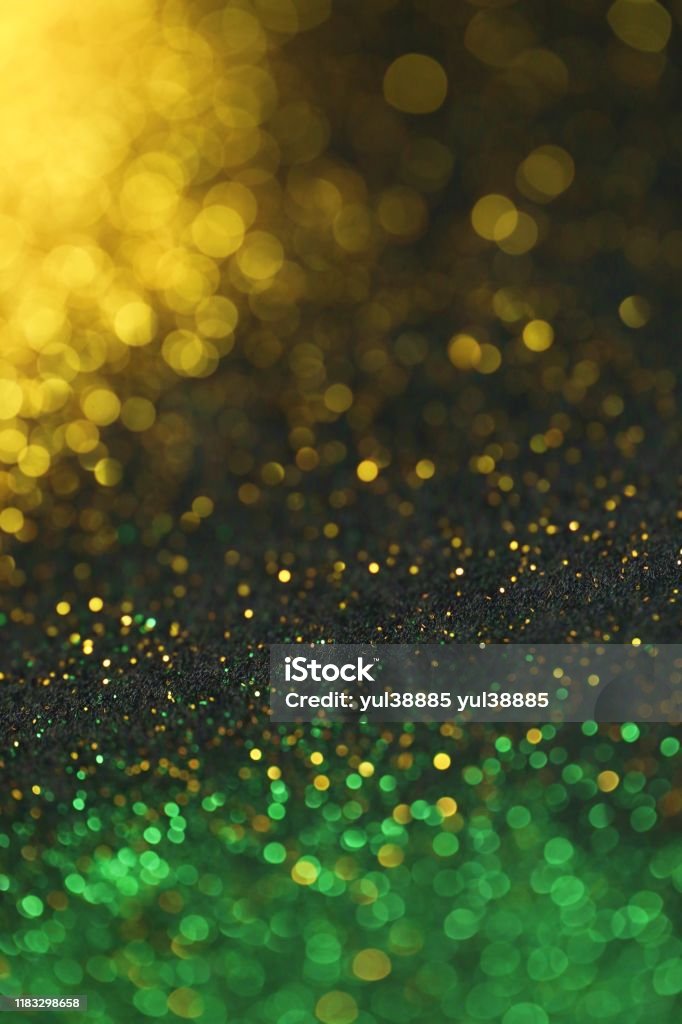 Fondo De Pantalla Teléfono Brillante Brillo Año Nuevo Y Noche Buena Macro De Brillo Dorado Y Verde Con Bokeh Brillante Sobre Un Fondo Negro Textura Brillante Foto de stock y más banco Fondo De Pantalla Teléfono Brillante Brillo Año Nuevo Y Noche Buena Macro De Brillo Dorado Y Verde Con Bokeh Brillante Sobre Un Fondo Negro Textura Brillante Foto de stock y más banco