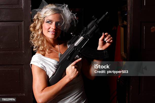 Mujer Sonriente Con Pistola Foto de stock y más banco de imágenes de Mujeres - Mujeres, AK-47, Ametralladora