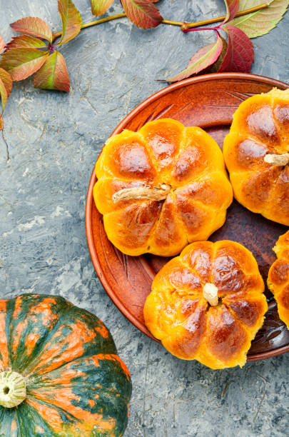 bollos de calabaza caseros. - squash pumpkin orange japanese fall foliage fotografías e imágenes de stock