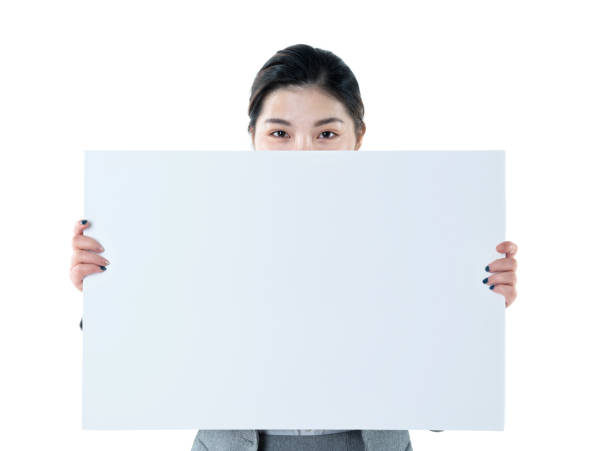 mujer de negocios mostrando un cartel en blanco - businesswoman advertise placard advertisement fotografías e imágenes de stock