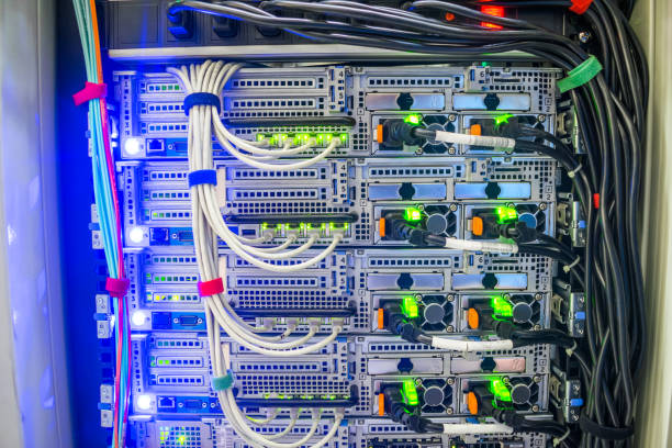ネットワーク ワイヤは、メイン ルータの高速インターフェイスに接続します。高性能データセンター。強力なコンピュータ機器の中央ホスティングプラットフォーム。最新の web サーバーの - high speed technology cable computer network ストックフォトと画像