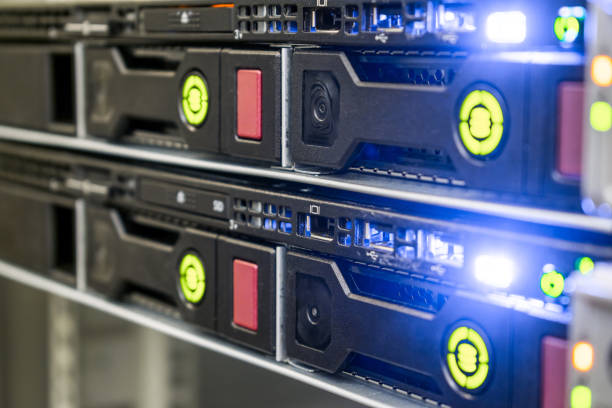 최신 컴퓨터 장비는 서버실에 설치됩니다. 많은 하드 드라이브가 호스팅 사이트의 강력한 라우터에 있습니다. 데이터베이스 서버가 데이터 센터의 랙에 있습니다. - unix 뉴스 사진 이미지