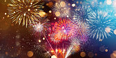 Buntes Feuerwerk mit Bokeh-Hintergrund. Neujahrsfeier.