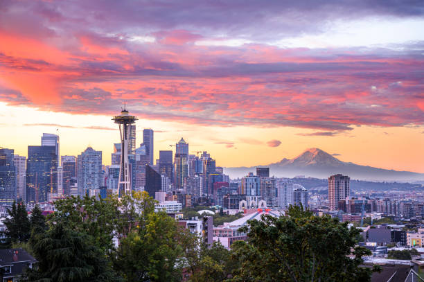 lever de soleil coloré de seattle avec le mont rainier - seattle skyline mt rainier space needle photos et images de collection