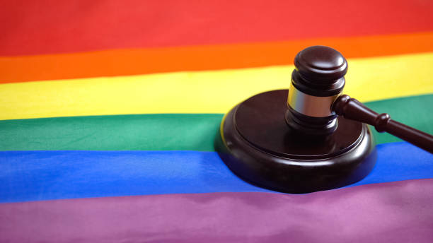 gavel steht auf soundblock, regenbogenfahne auf dem tisch, homosexuellen-community-legalisierung - toll free audio stock-fotos und bilder