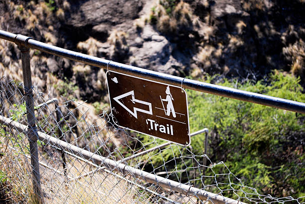 istock Trail marker - Diamond Head crater Oahu, Hawaii 118331570