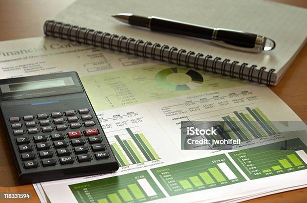 Calcular Situação Financeira - Fotografias de stock e mais imagens de Cor verde - Cor verde, Examinar, Infográfico