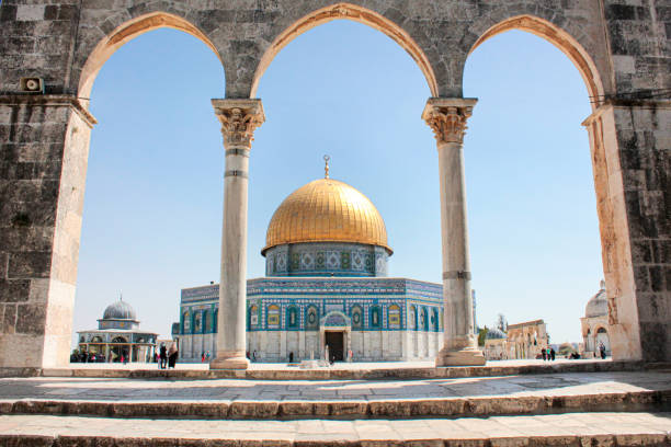 old arabic arches at the entrance of the dome of the rock - jerusalem, israel - temple mound imagens e fotografias de stock