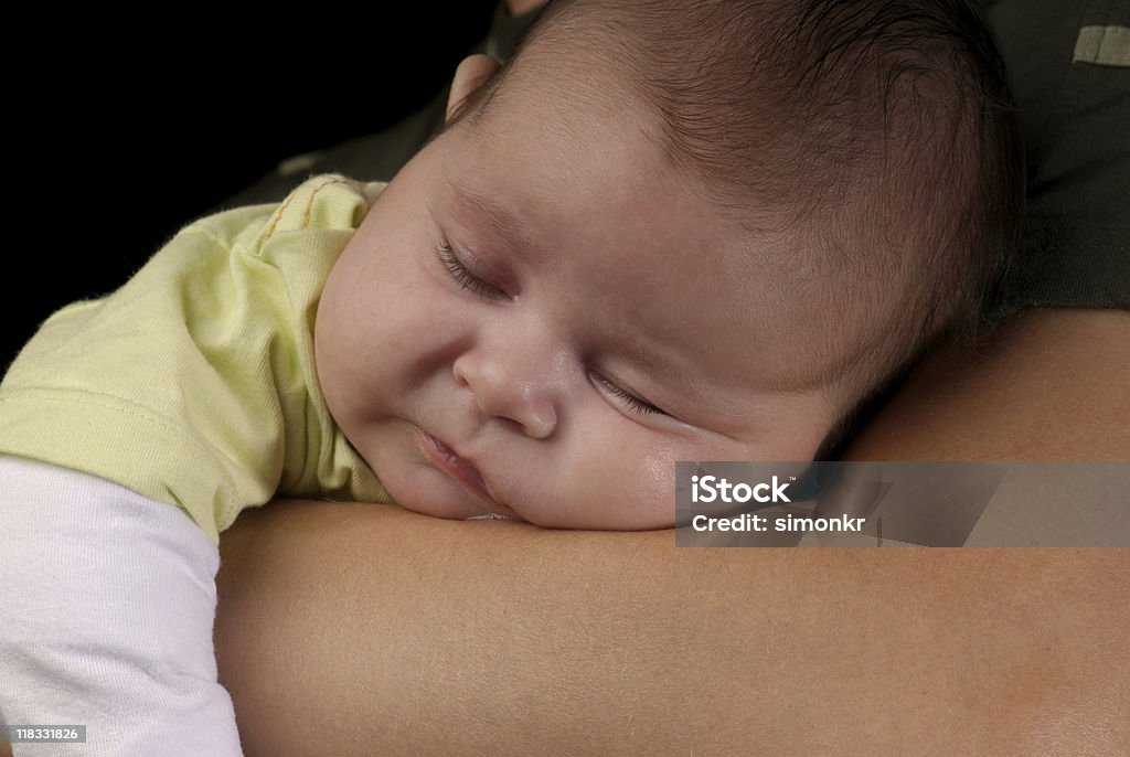 Привлекательная Новорожденный ребенок спит на руки отца - Стоковые фото Время идти спать роялти-фри