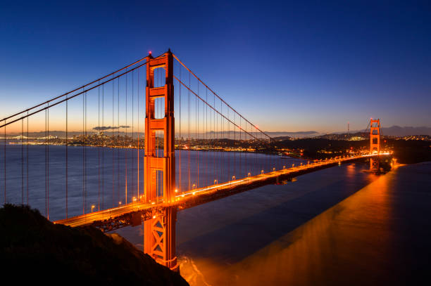 golden gate bridge all'alba - san francisco bay area golden gate bridge night bridge foto e immagini stock