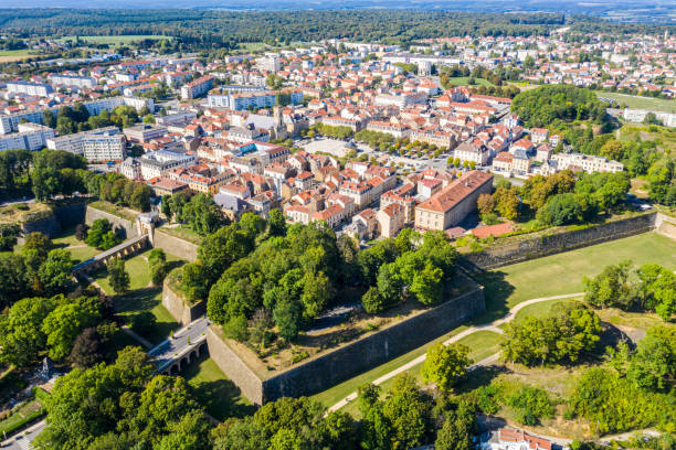 bastiones en forma de inicio y murallas fortificadas de ville neuve (ciudad nueva) de la ciudad de longwy (langich, longkech) en lotharingia y upper lorraine, francia. vista aérea de drones de una de las fortificaciones de vauban - idealist fotografías e imágenes de stock