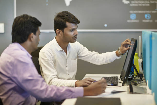 colegas indios masculinos sentados juntos en pc de escritorio - cubicle using computer computer office fotografías e imágenes de stock