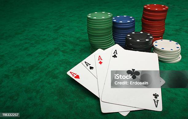 Four Aces Mit Glücksspielchips Auf Grünem Filz Stockfoto und mehr Bilder von Ass - Ass, Blatt - Kartenspiel, Erfolg