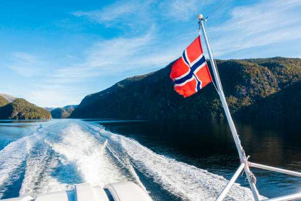 bandeira de noruega no cruzeiro da balsa com céu azul - flam aurlandsfjord sognefjord fjord - fotografias e filmes do acervo