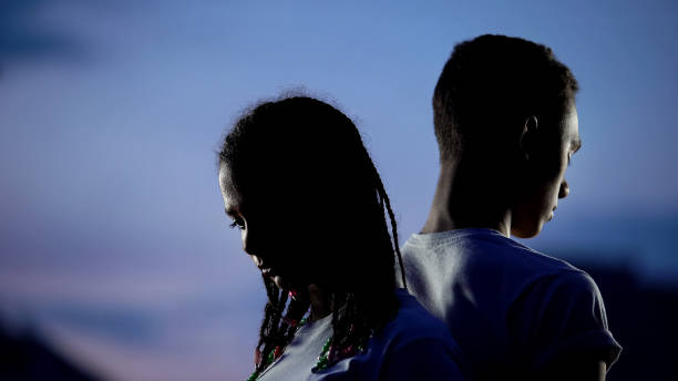 adolescents bouleversés debout dos à dos, séparation forcée, concept de rupture - black shadow photos et images de collection