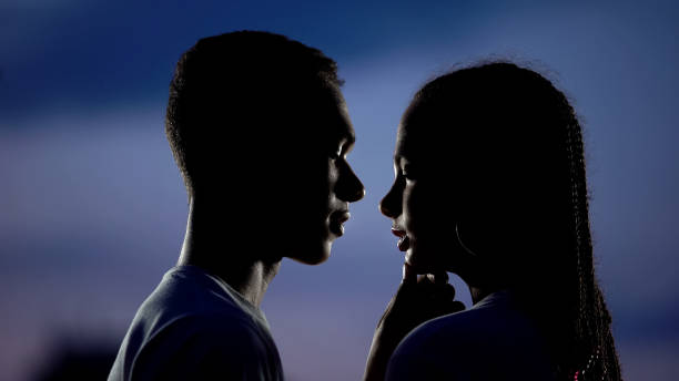 bella coppia che sogna un bacio romantico nell'oscurità, timidi adolescenti inesperti - couple black american culture kissing foto e immagini stock