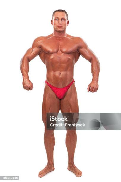 숫나사 Bodybuilder 보여주는 자세 격리됨에 근육질 남자에 대한 스톡 사진 및 기타 이미지 - 근육질 남자, 근육질 체격, 남성