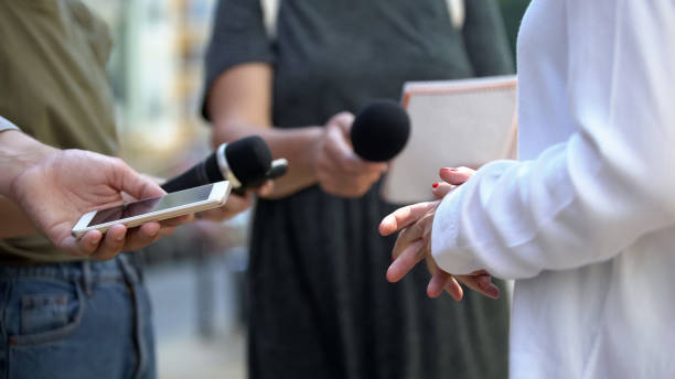 mujer gesticulando durante la entrevista con los medios de comunicación, conferencia de prensa, primer plano - vinculación fotografías e imágenes de stock