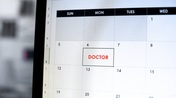 doctor note in online calendar on pc screen, health care, organizer application - appointment reminder doctor calendar imagens e fotografias de stock