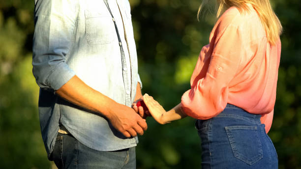 mujer rechazando la propuesta de matrimonio, no lista para una relación seria, familia - unready fotografías e imágenes de stock