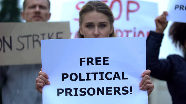 aktivisten fordern freilassung politischer gefangener, protestieren gegen repressionen, verhaftungen - political rally fotos stock-fotos und bilder