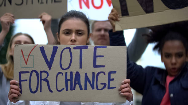 ragazza triste che mostra slogan voto per il cambiamento, raduno della campagna presidenziale, democrazia - political rally foto e immagini stock