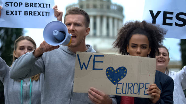 aktivisten skandieren im megafon, lieben europa ohne grenzen, migrationskrise - political rally fotos stock-fotos und bilder