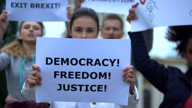 ciudadanos con pancartas que son para la justicia, voto democrático por el brexit, libertad - political rally fotos fotografías e imágenes de stock