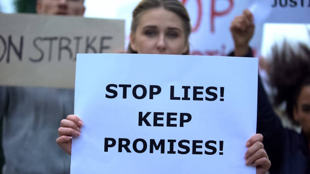 electorado que exige detener mentiras cumplir promesas sobre el nivel de vida, reformas - political rally fotografías e imágenes de stock