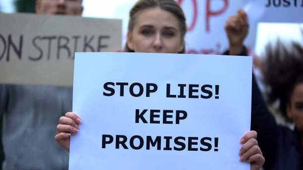избиратели, требующие прекратить ложь, держат обещания об уровне жизни, реформах - political rally фотографии стоковые фото и изображения