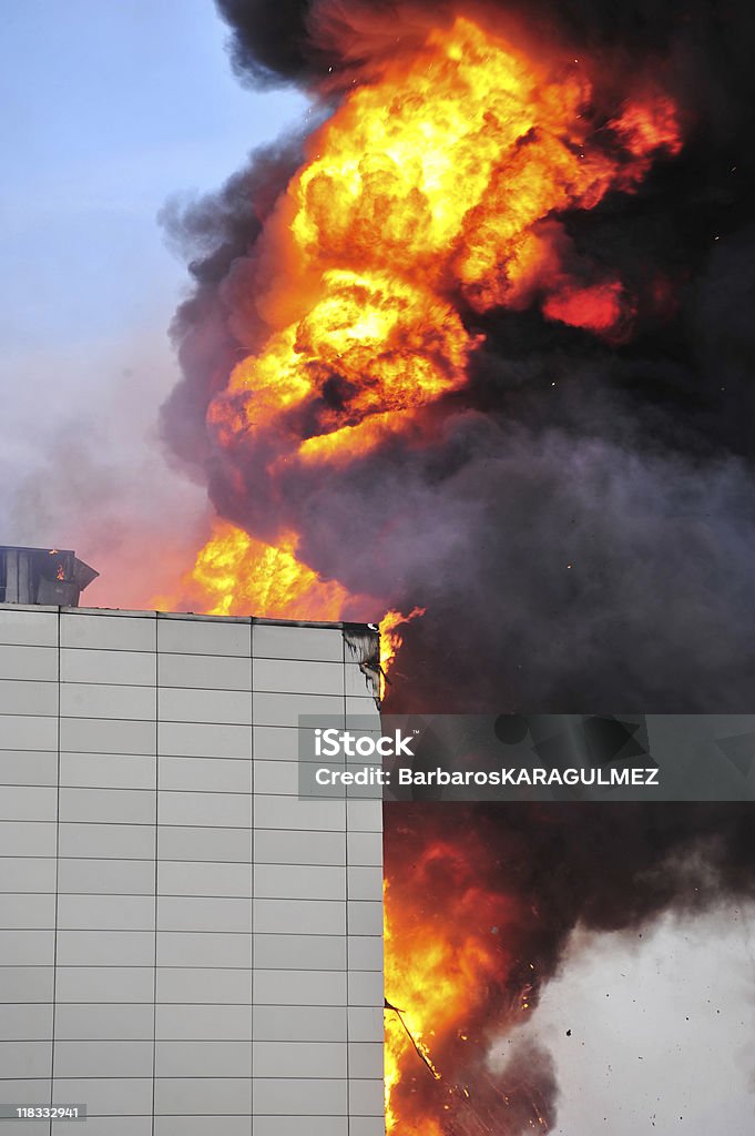 Edificio en el fuego - Foto de stock de Amarillo - Color libre de derechos