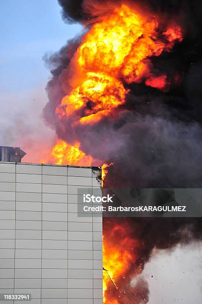 Здание В Огонь — стоковые фотографии и другие картинки Большой - Большой, Бушующее пламя, Вертикальный