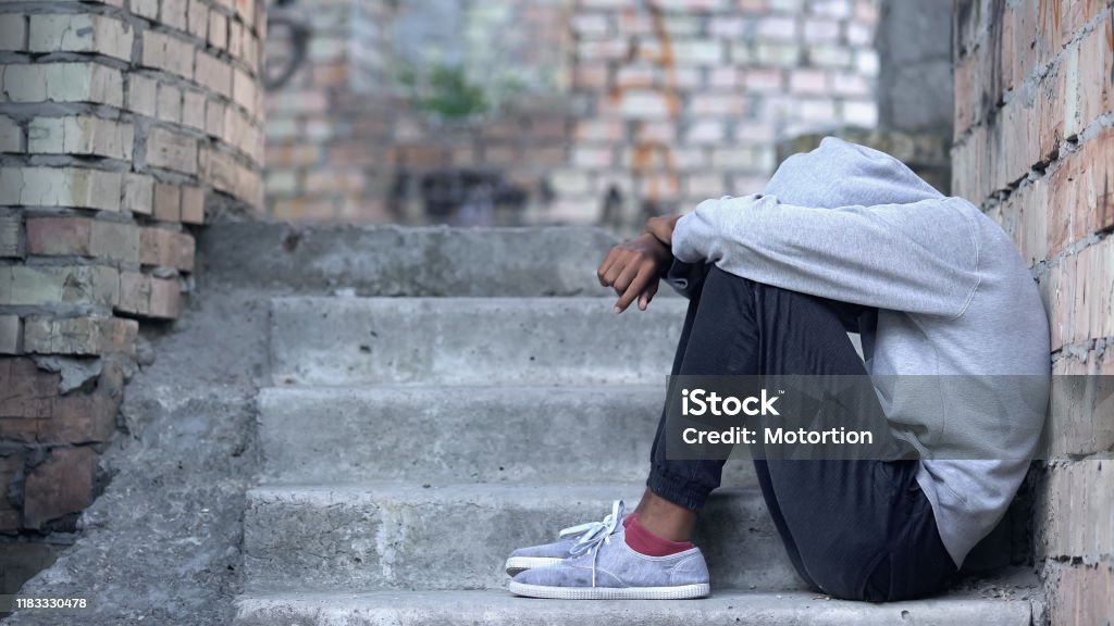 Hombre Solitario Adolescente Sentado Construyendo Escaleras Malentendido Depresión Foto de stock y más banco de imágenes de Adolescente - iStock