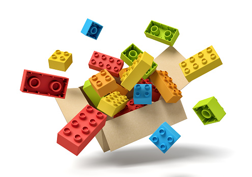 Representación en 3D de caja de cartón en el aire lleno de ladrillos de juguete de colores que están volando y flotando fuera. photo