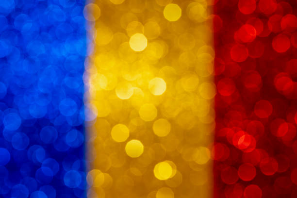fundo patriótico abstrato com bokeh, efeito desfocado do brilho com cores amarelas e vermelhas azuis, molde colorido brilhante - romania flag romanian flag colors - fotografias e filmes do acervo
