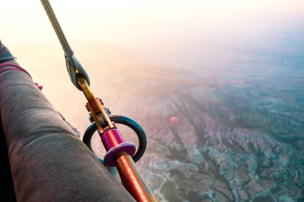 mongolfiere che volano all'alba sulla valle della cappadocia in turchia. vista da un cesto. - cappadocia hot air balloon turkey basket foto e immagini stock