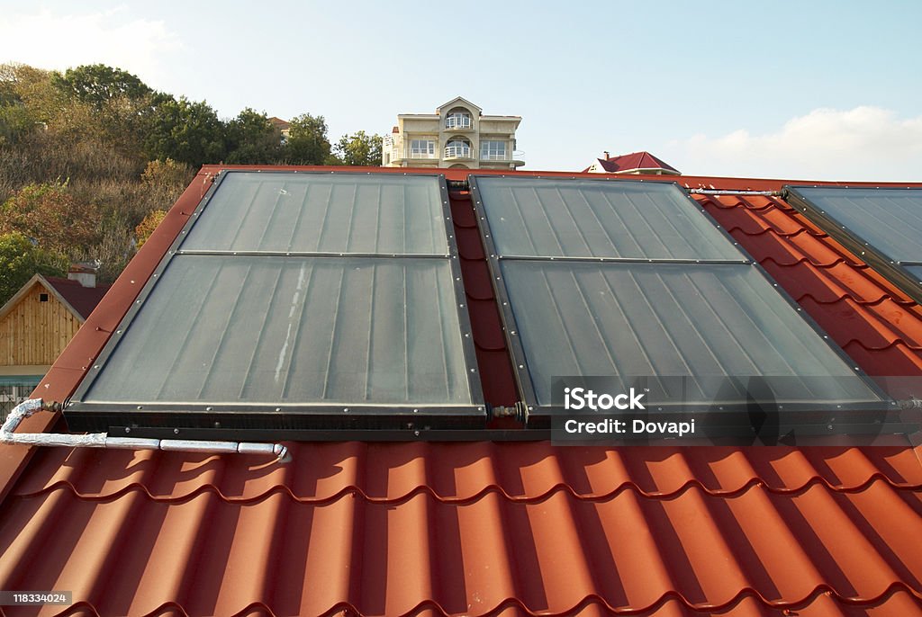 Alternativa energy- sistema solar no telhado de casa. - Royalty-free Azul Foto de stock